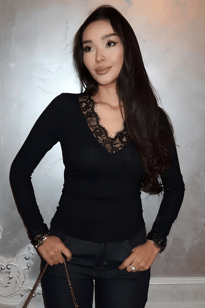 SOKYND Jade Lace V-Neck Slim-Fit Top in Black
