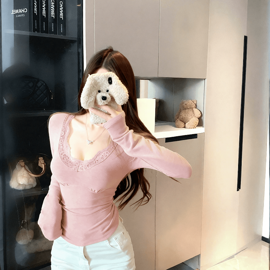 SOKYND Jade Lace V-Neck Slim-Fit Top in Pink