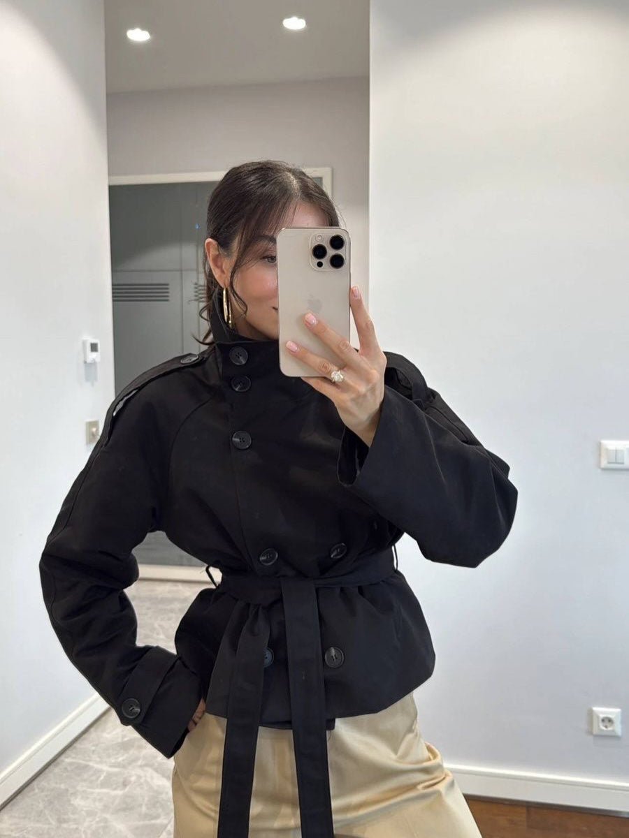 Mara cropped trench coat in black | SOKYND